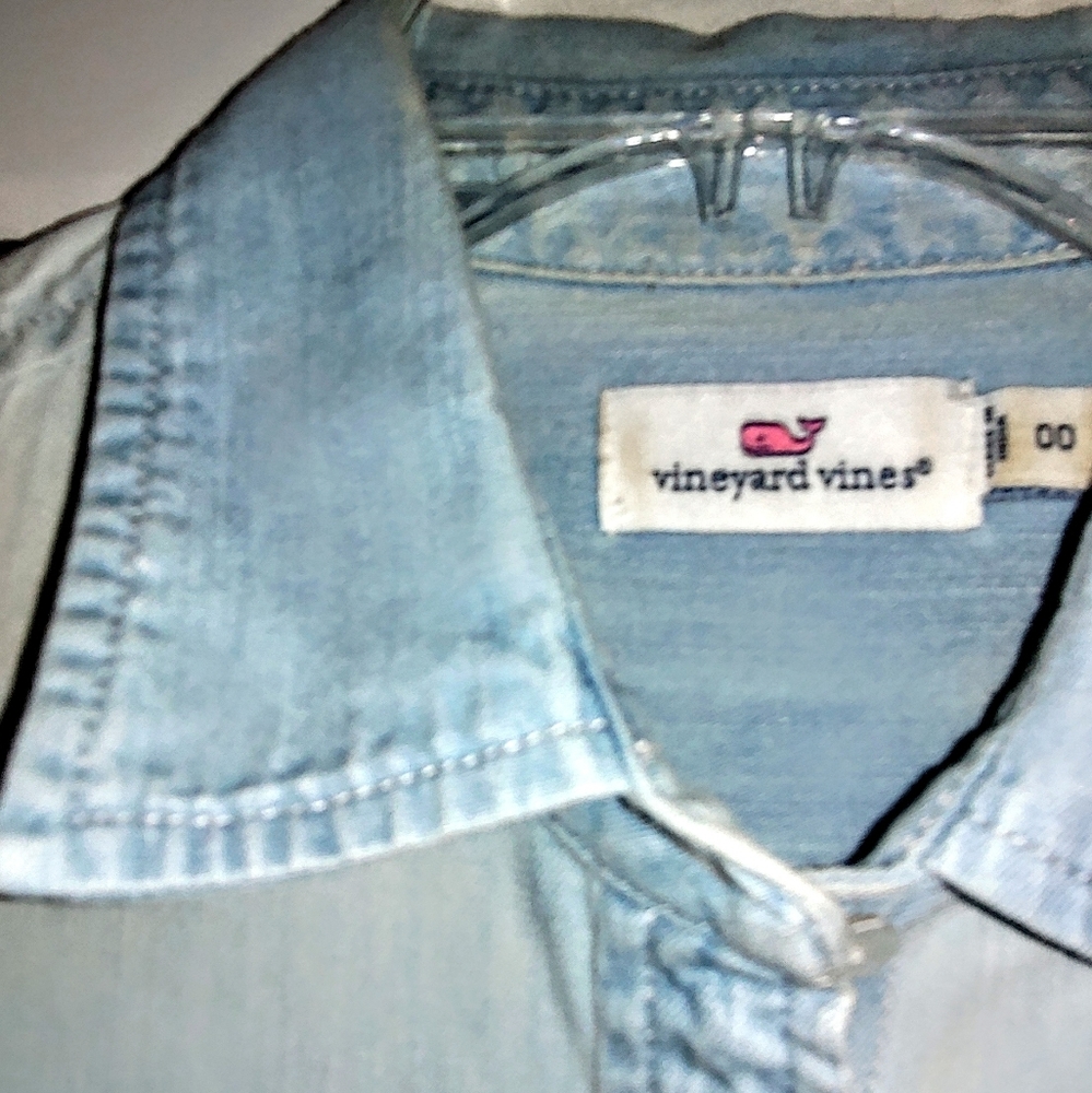 Vineyard Vines chambers size 00 shirt.